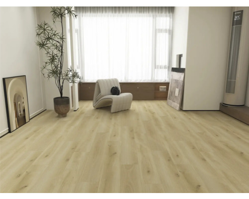 Cameră de zi modernă și luminoasă cu pardoseală laminată cu aspect de stejar, fotoliu alb, plantă de interior și fereastră mare.