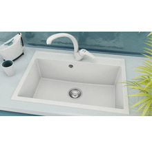 Chiuvetă de bucătărie încorporată dreptunghiulară cu baterie albă și preaplin într-un mediu modern și luminos.