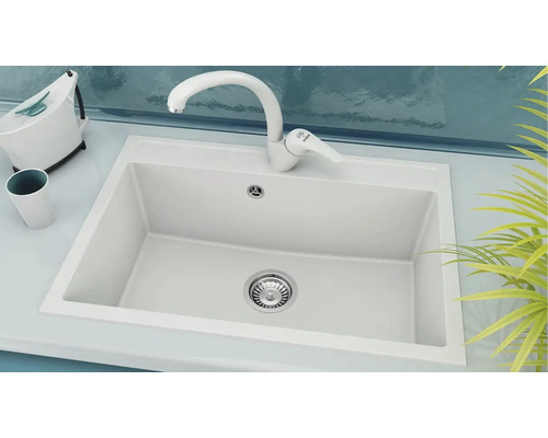 Chiuvetă de bucătărie încorporată dreptunghiulară cu baterie albă și preaplin într-un mediu modern și luminos.