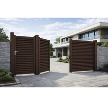 Poartă de acces modernă, maro, cu lamele orizontale și poartă pietonală asortată, în fața unei case moderne cu alee pavată.