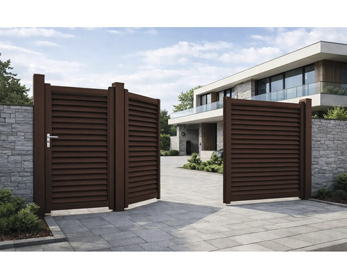 Poartă de acces modernă, maro, cu lamele orizontale și poartă pietonală asortată, în fața unei case moderne cu alee pavată.