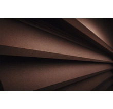 Vedere detaliată a lamelelor de gard maro orizontale cu suprafață structurată și granulară.