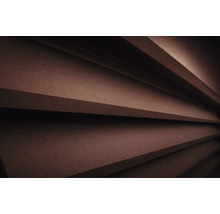 Privire de aproape a lamelelor maro structurate ale unui paravan de protecție sau rulou.