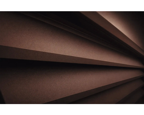 Privire de aproape a lamelelor maro structurate ale unui paravan de protecție sau rulou.