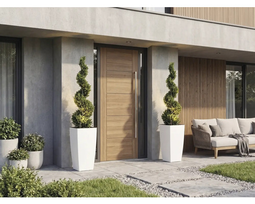 Intrare modernă cu ușă din lemn, mâner metalic lung, două plante în formă de spirală în ghivece albe înalte și mobilier de grădină.