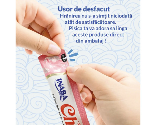 Mâini care deschid un pliculeț cu recompensă pentru pisici Inaba Churu pentru hrănire directă din ambalaj.