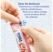 Mâini care deschid un pliculeț cu recompensă pentru pisici Inaba Churu pentru hrănire directă din ambalaj.