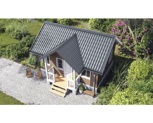 Căsuță de grădină din lemn cu acoperiș gri în două ape, ușă și ferestre albe și verandă într-o grădină cu alee cu pietriș.