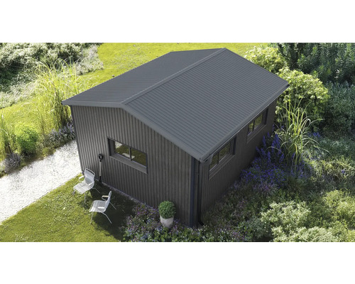 Căsuță de grădină modernă din lemn gri închis, cu acoperiș în două ape și ferestre, amplasată într-o grădină amenajată cu flori și scaune.