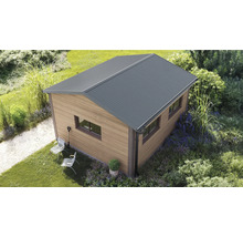 Căsuță de grădină modernă cu aspect de lemn și acoperiș în două ape din metal de culoare antracit într o grădină verde cu scaune.