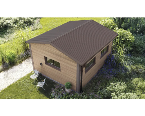 Căsuță de grădină modernă cu aspect de lemn, acoperiș maro în două ape și ferestre într-o grădină luminoasă cu gazon și plante.