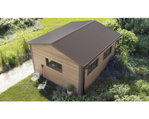 Căsuță de grădină modernă cu aspect de lemn, acoperiș în două ape din metal și ferestre, amplasată într-o grădină cu gazon și plante.