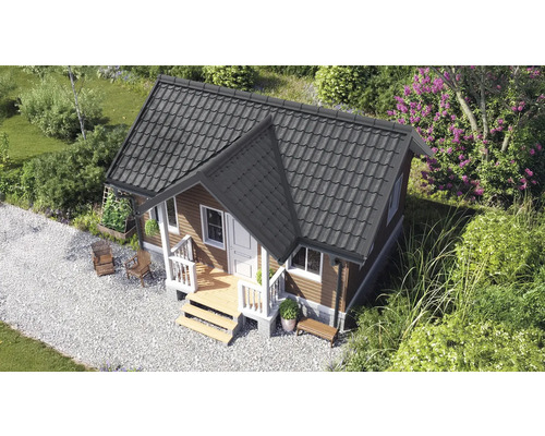 Căsuță de grădină tradițională din lemn cu acoperiș din țiglă închisă la culoare, verandă și ferestre albe într-o grădină luminoasă.