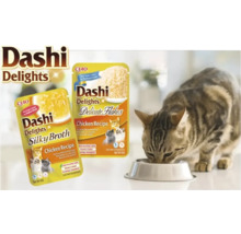 Dashi Delights Logo, pliculețe cu hrană pentru pisici Ciao Dashi Delights Silky Broth și Delicate Flakes cu pui și o pisică care mănâncă din bol.