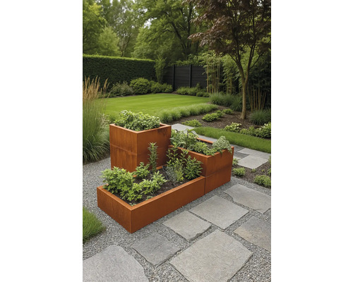 Grădină modernă cu straturi înalte modulare din oțel Corten pe pietriș și dale, plantate cu diverse plante aromatice.