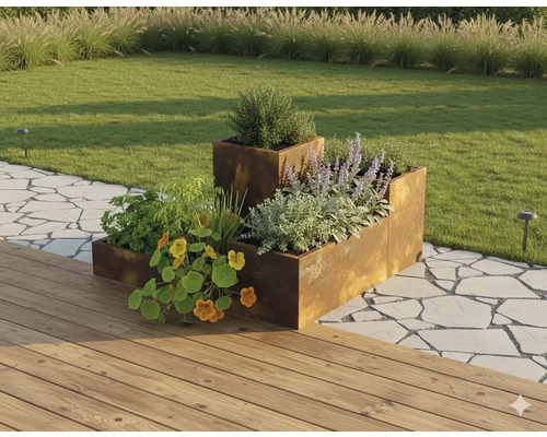 Strat înălțat modular din oțel Corten într-o grădină cu plante, lângă o terasă din lemn și o potecă din piatră.