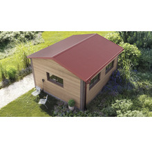 Căsuță de grădină modernă cu aspect de lemn, acoperiș metalic roșu și ferestre într-o grădină plantată.