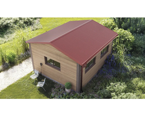 Căsuță de grădină modernă cu aspect de lemn, acoperiș metalic roșu și ferestre într-o grădină plantată.