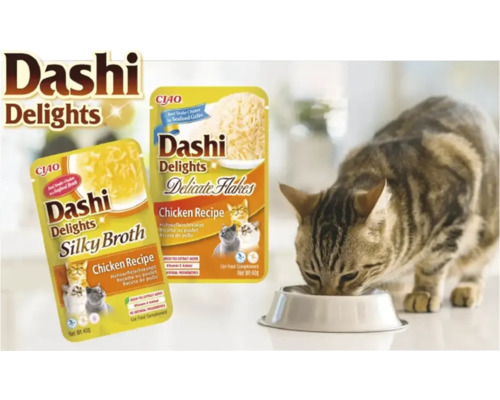 Hrană pentru pisici Ciao Dashi Delights cu pui, Silky Broth și Delicate Flakes, pliculețe și o pisică care mănâncă dintr-un bol.