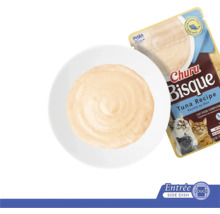 Supă cremă pentru pisici cu ton într-un bol lângă un plic Inaba Churu Bisque.