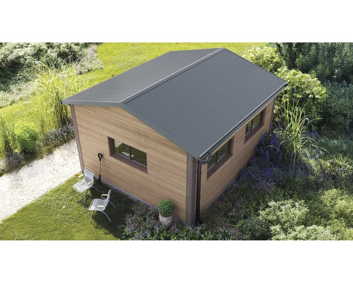 Căsuță de grădină modernă cu aspect de lemn și acoperiș în două ape din metal de culoare antracit într o grădină verde cu scaune.