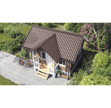 Căsuță de grădină din lemn cu acoperiș din țiglă maro, verandă și ferestre albe într-o grădină îngrijită cu alee de pietriș și plante.