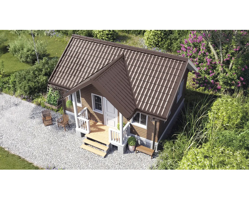 Căsuță de grădină din lemn cu acoperiș din țiglă maro, verandă și ferestre albe într-o grădină îngrijită cu alee de pietriș și plante.