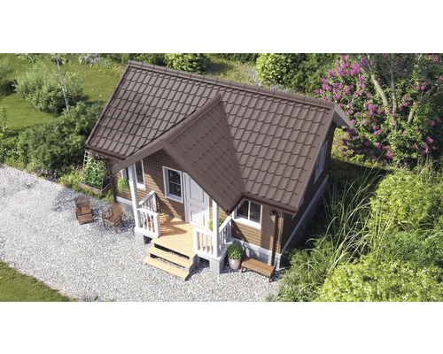 Căsuță de grădină din lemn cu acoperiș maro în două ape, ferestre și ușă albe, verandă cu trepte într-o grădină verde.