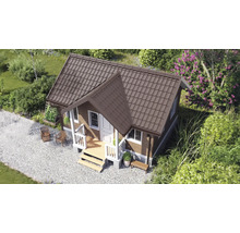 Căsuță de grădină din lemn cu acoperiș maro în două ape, ferestre și ușă albe, verandă cu trepte într-o grădină verde.