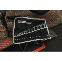 Set de 12 chei fixe WGB BASIC, dimensiuni în inci de la un sfert la cincisprezece șaisprezecimi de inci, în husă neagră într-un atelier.