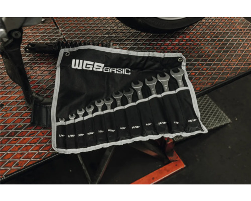 Set de 12 chei fixe WGB BASIC, dimensiuni în inci de la un sfert la cincisprezece șaisprezecimi de inci, în husă neagră într-un atelier.