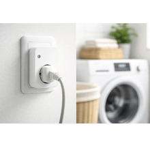 Adaptor de priză inteligentă în priza de perete cu un cablu de alimentare conectat într-o spălătorie organizată cu mașină de spălat.