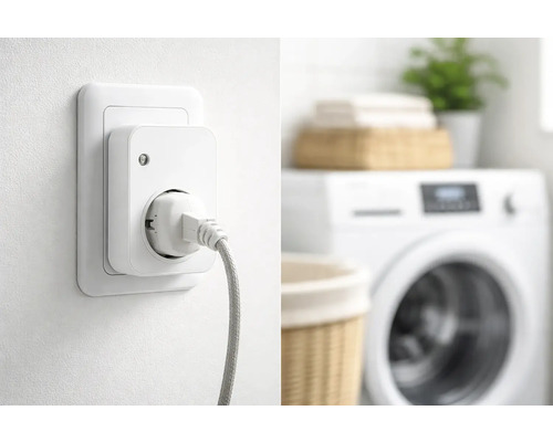 Adaptor de priză inteligentă în priza de perete cu un cablu de alimentare conectat într-o spălătorie organizată cu mașină de spălat.