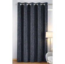 Perdea din material texturat cu inele metalice, suspendată pe o galerie într-un decor interior cu lampă.