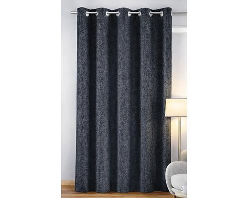 Perdea din material texturat cu inele metalice, suspendată pe o galerie într-un decor interior cu lampă.