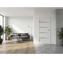 Sufragerie modernă și luminoasă, cu ușă de interior albă cu inserții orizontale, canapea gri, podea din lemn și plante de apartament.