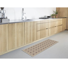 Bucătărie modernă luminoasă cu dulapuri din lemn și un covor lung tip traversă cu model geometric cu stele pe podea.