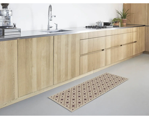Bucătărie modernă luminoasă cu dulapuri din lemn și un covor lung tip traversă cu model geometric cu stele pe podea.