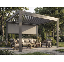 Pergolă de sine stătătoare din aluminiu de culoare antracit cu acoperiș cu lamele și rulou lateral într-o grădină cu mobilier de exterior.