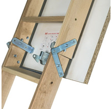 Vedere detaliată a unei scări de mansardă din lemn cu balamale metalice pe o trapă de pod.