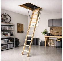 Scară de mansardă din lemn depliată într-un garaj organizat, cu banc de lucru și rafturi.