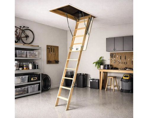 Scară de mansardă din lemn depliată într-un garaj organizat, cu banc de lucru și rafturi.