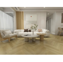 Living modern cu parchet deschis în model brăduț, canapea albă, fotoliu și măsuțe de cafea rotunde într-un stil minimalist.