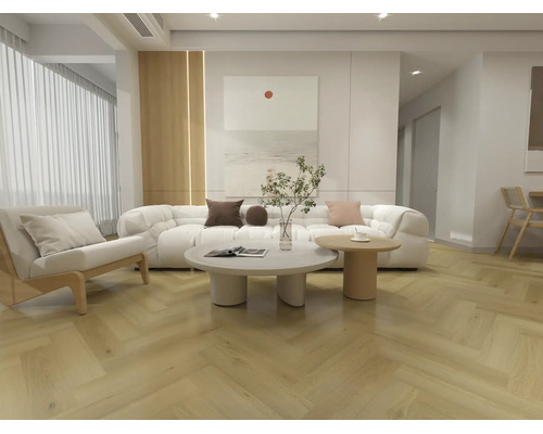 Living modern cu parchet deschis în model brăduț, canapea albă, fotoliu și măsuțe de cafea rotunde într-un stil minimalist.