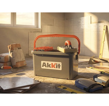 Set AkKit pentru curățat gresie și faianță cu găleată, role și driscă cu burete pe un șantier cu plăci ceramice și unelte.