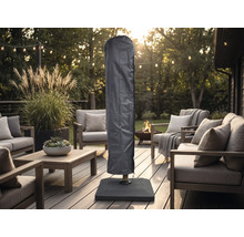Husă de protecție pentru umbrelă de soare pe o terasă din lemn organizată cu mobilier de grădină modern, ghirlandă luminoasă și vatră.