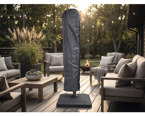 Husă de protecție pentru umbrelă de soare pe o terasă din lemn organizată cu mobilier de grădină modern, ghirlandă luminoasă și vatră.