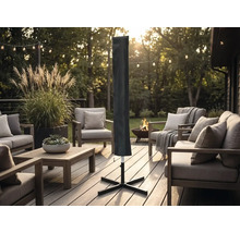 Husă de protecție pentru umbrele de soare pe o terasă modernă din lemn cu mobilier de grădină, ghirlande luminoase și o vatră de foc.