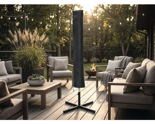 Husă de protecție pentru umbrele de soare pe o terasă modernă din lemn cu mobilier de grădină, ghirlande luminoase și o vatră de foc.