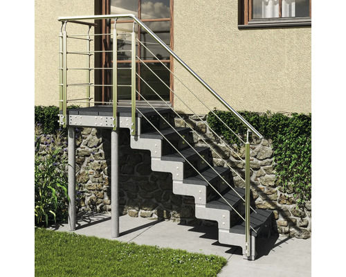 Scară exterioară din metal cu șase trepte, o platformă și o balustradă în fața unui perete de casă.